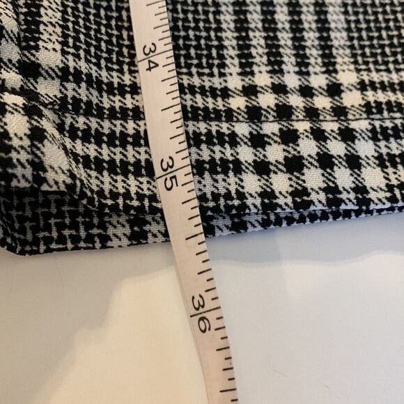 𝅺H&M black and white plaid dress pants. Button and zipper front elastic back. - Picture 10 of 10